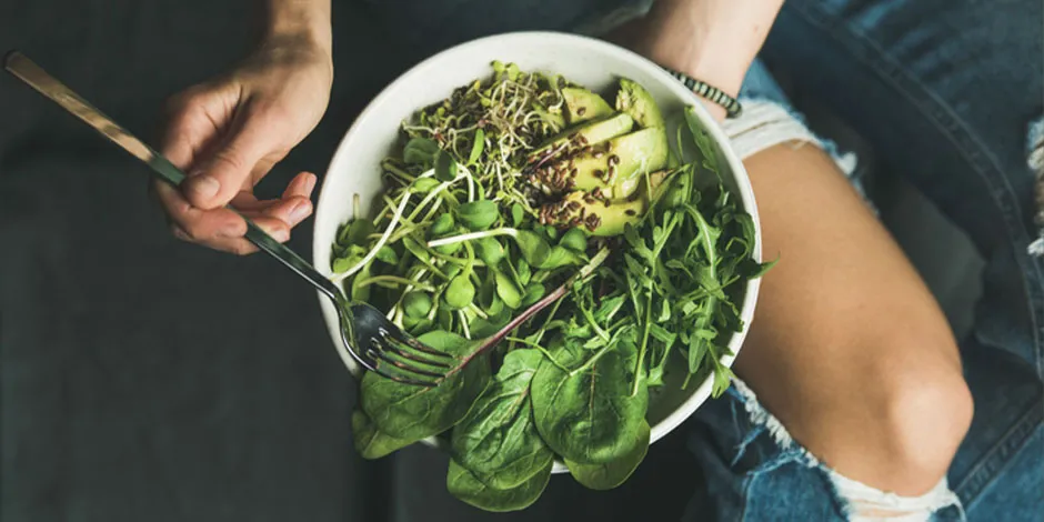 Esta ensalada verde cuenta con espinaca, que es una de las verduras que pueden comer los perros.